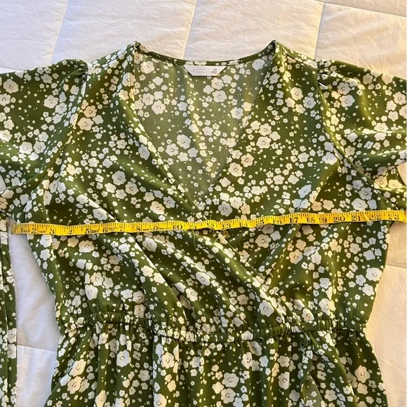 Like New LC Lauren Conrad Colie Wrap Short Sleeve Dress in Green Floral Print - Picture 4 of 9